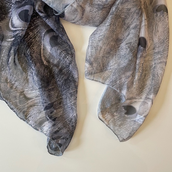Beautiful Gray Ombré Shear Peacock Feather Oblong Acrylic Scarf BNWOT - Picture 8 of 11